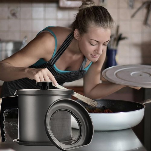 Cambom Bacon Grease Container - 1.3L Iron Cooking Oil Can with Fine Mesh Strainer & Coaster Tray | Black