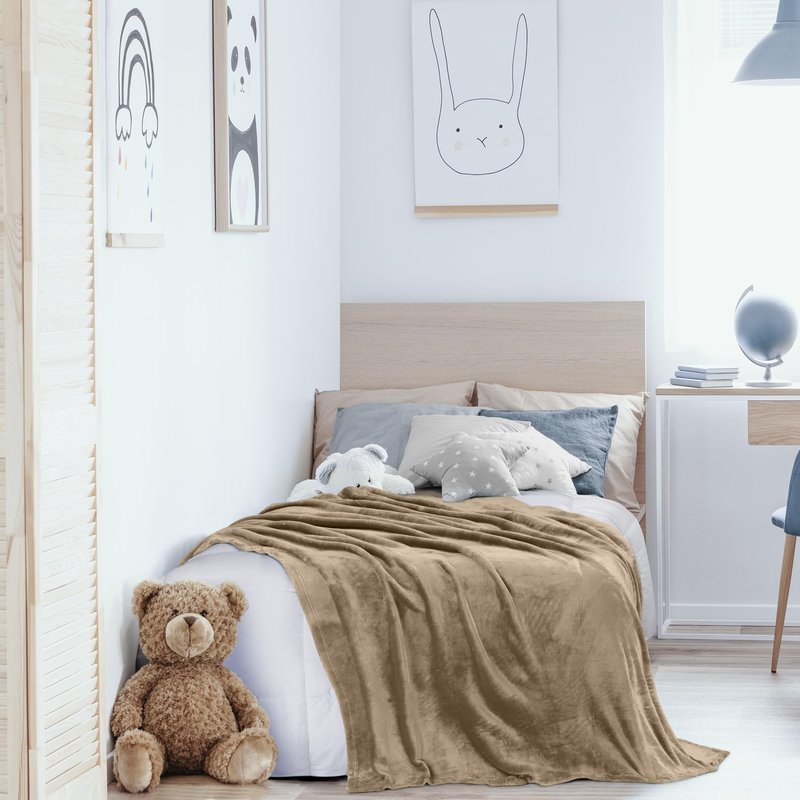Utopia Bedding Fleece Blanket Twin Size Camel 300GSM Luxury Anti-Static Fuzzy Soft Microfiber Bed Blanket (60x80 Inch)
